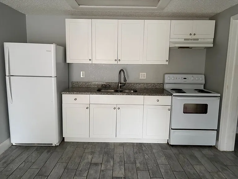 Strawberry Place Apartments — Photo 4