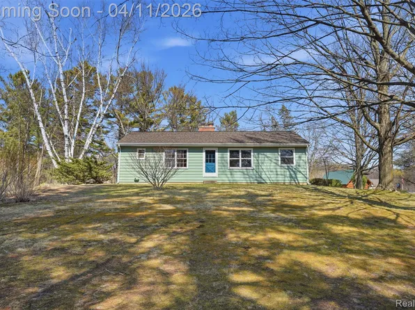 8520 Pontiac Trl, South Lyon, MI 48178