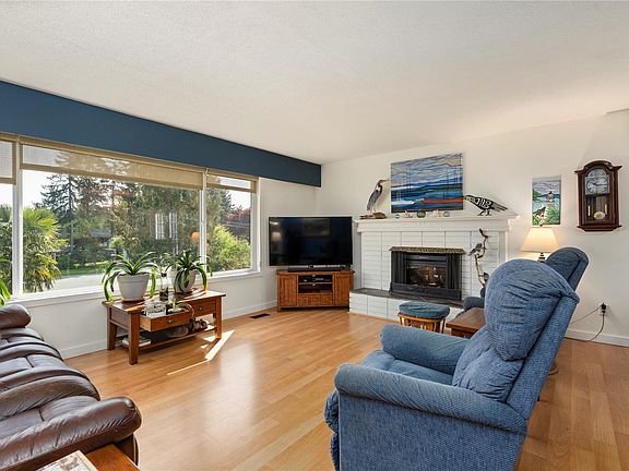 3rd image of 1677 Acacia Rd