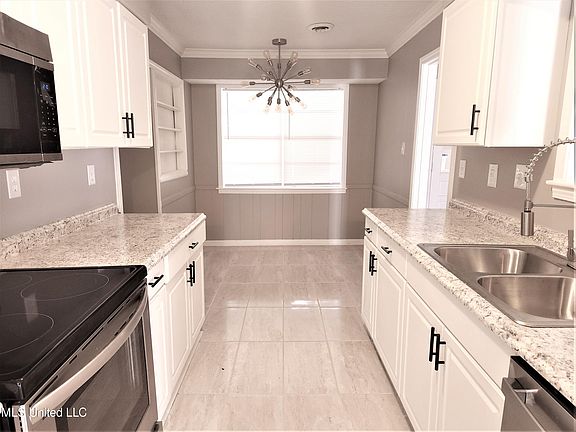 4th image of 824 Valley Springs Dr
