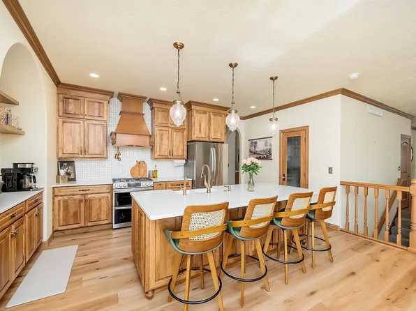 821 N Sylvan Dr, Sioux Falls, SD 57110