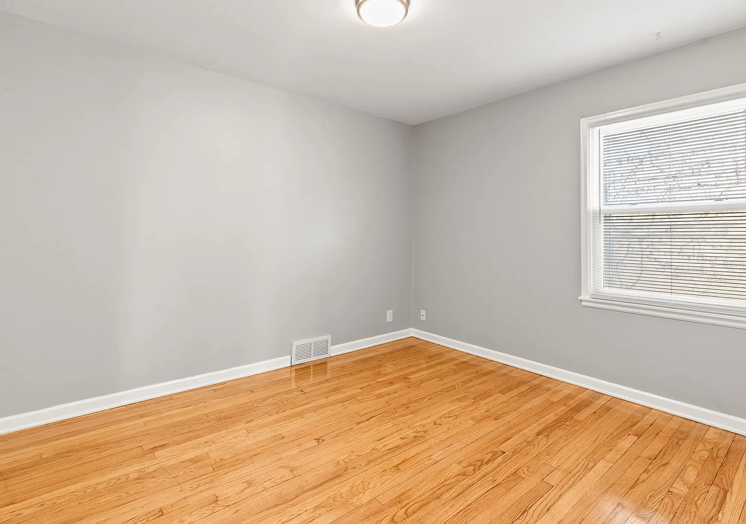 3 bed, 1967 sqft, $2,300 — Photo 4