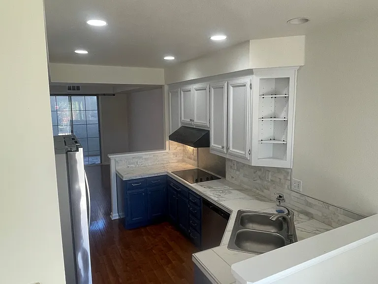 545 Glasgow Cir — Photo 3