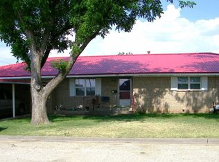 700 N Charles St, Seymour, TX 76380