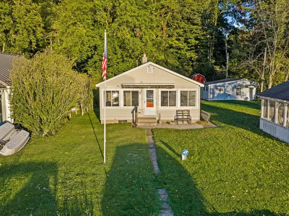 58501 Smith Lake Dr, Dowagiac, MI 49047