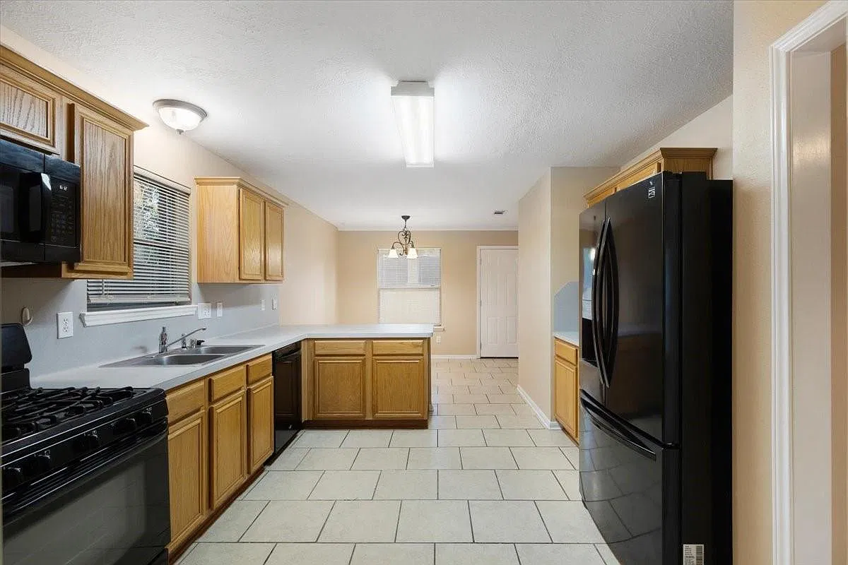 4 bed, 2.5 bath, 2478 sqft, $2,295 — Photo 4
