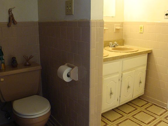 Full Bath w/Double Vanity