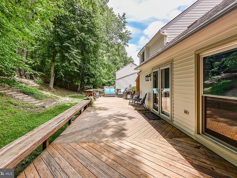 7910 Oak Hollow Ln — Photo 3