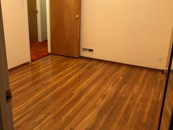 3rd image of 437 Lakeshire Dr