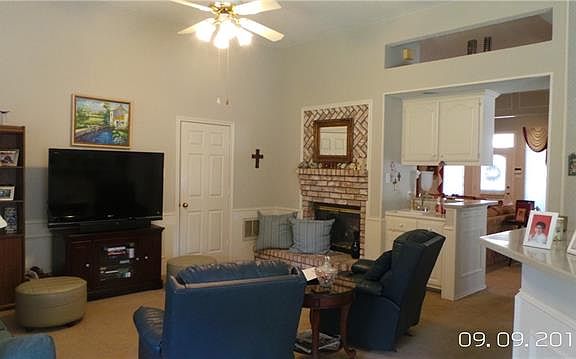 4th image of 4003 Black Oak Dr