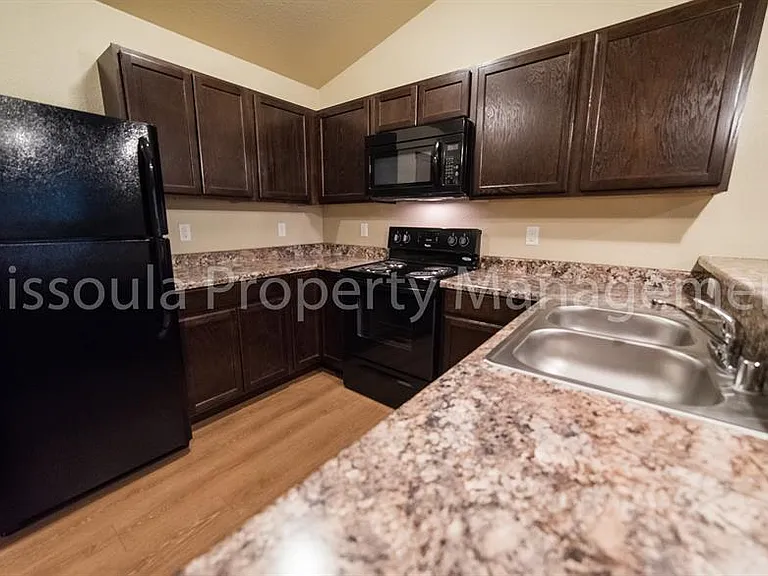 Midtown Apartments — Photo 2