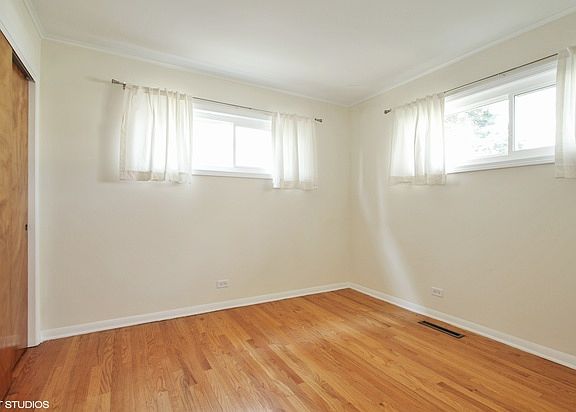 4th image of 9427 Kedvale Ave