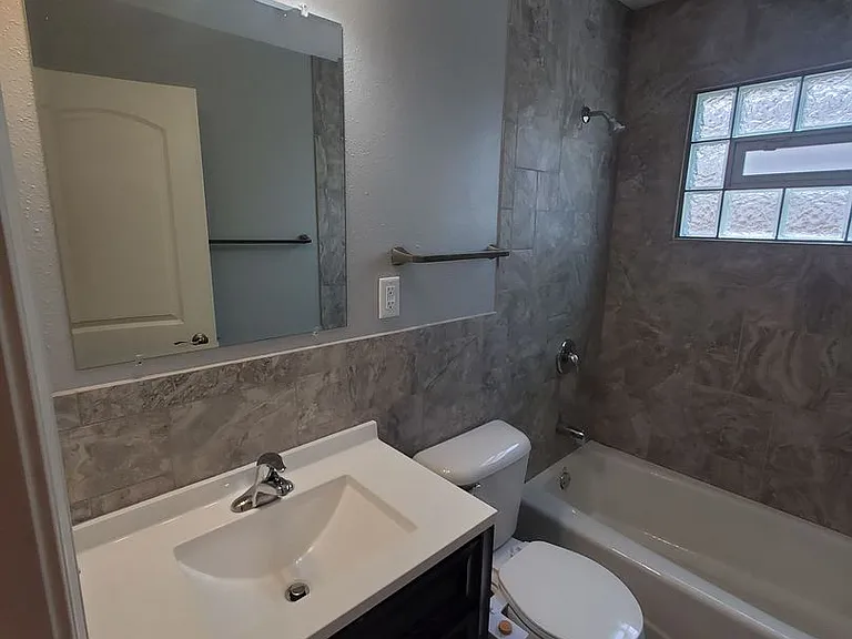 514 Lakeview Ave. (4 Unit) — Photo 9