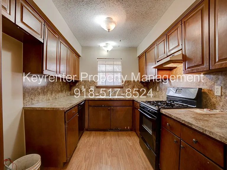 6105 S Troost Ave — Photo 10