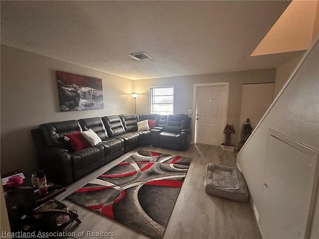 2 bed, 1.5 bath, 968 sqft, $1,250 — Photo 3