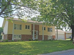 216 Cherry Hill Dr, Mount Carmel, IL 62863