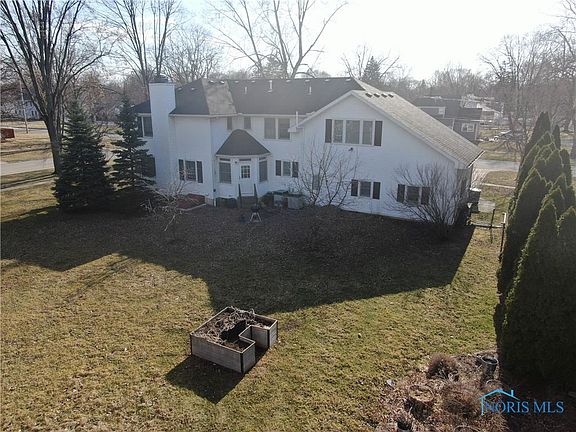 3rd image of 301 E 6th St
