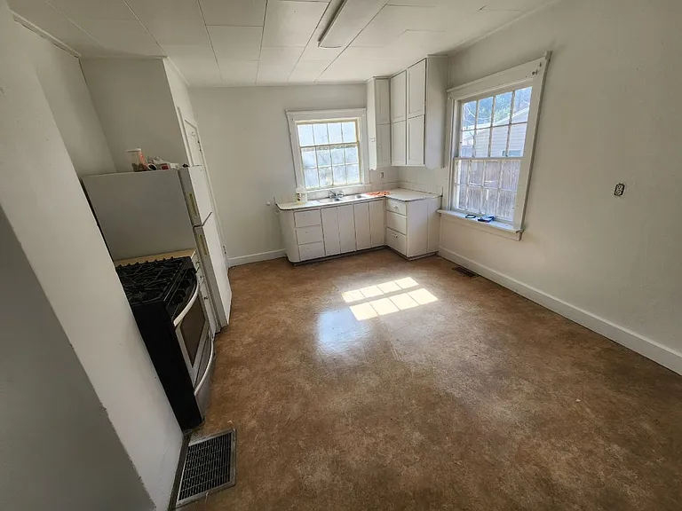 640 Howard St — Photo 7