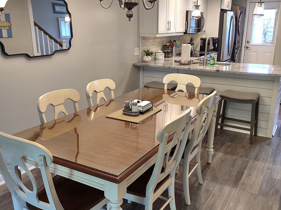 Dining space with 6 chairs