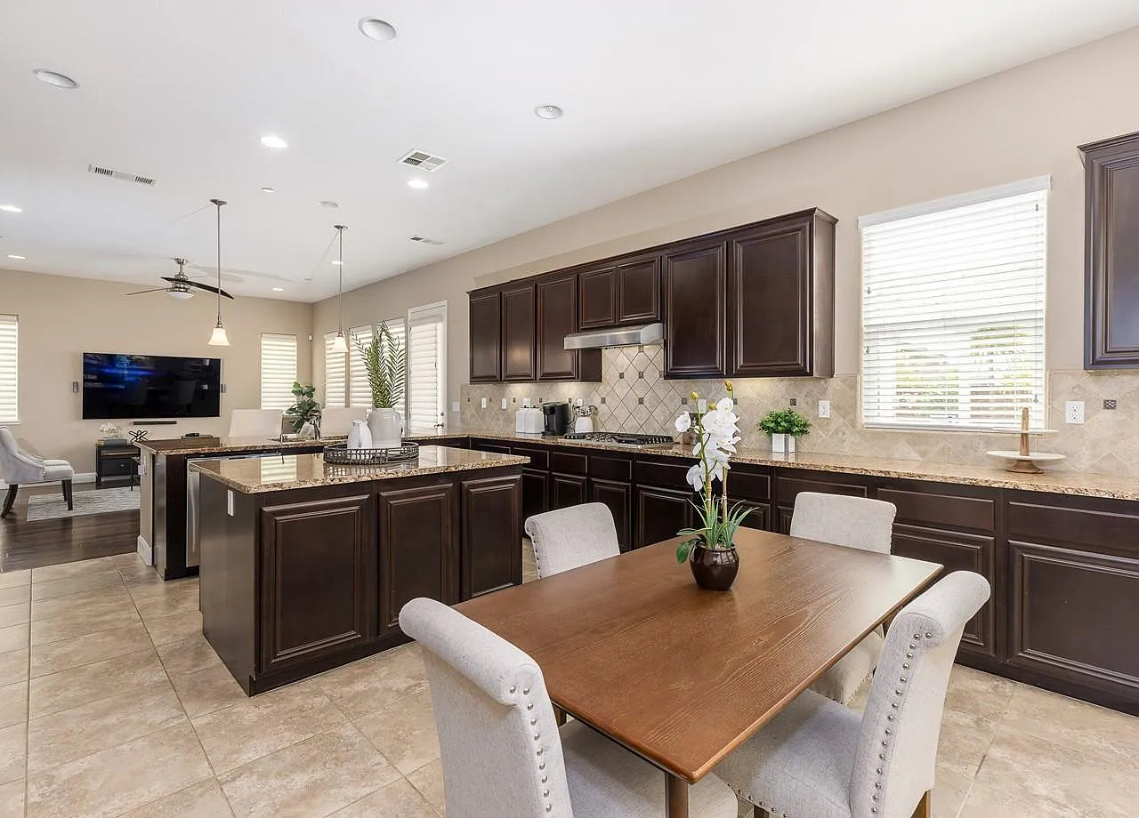 5 bed, 3562 sqft, $6,695 — Photo 4