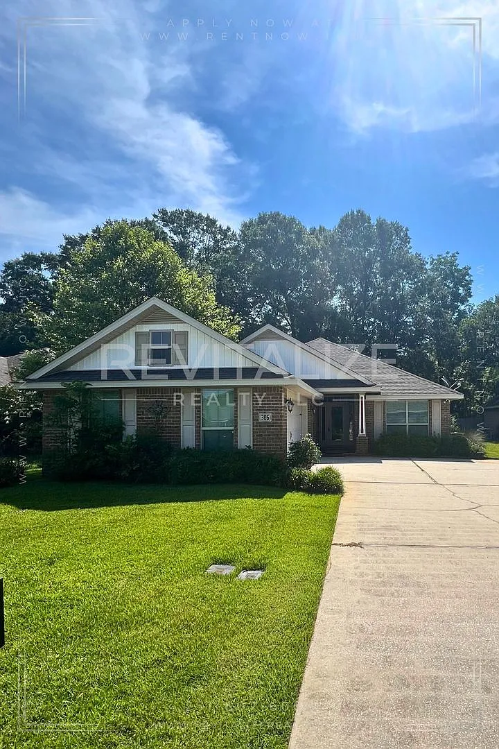 Beautiful Home in Huntington Woods with Sunroom! — Photo 1