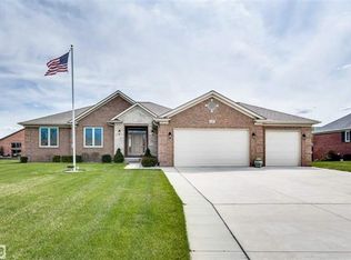 1207 S River Pointe Ln, Saint Clair, MI 48079
