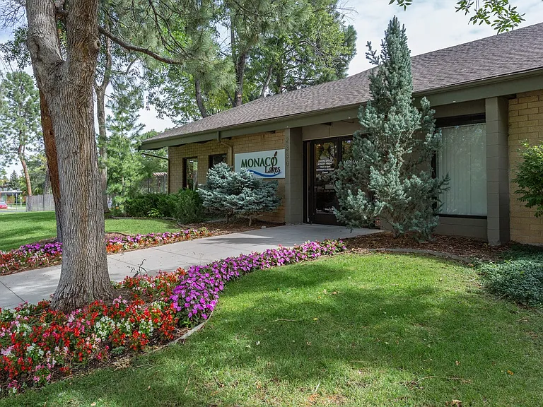 Monaco Lakes Apt — Photo 17