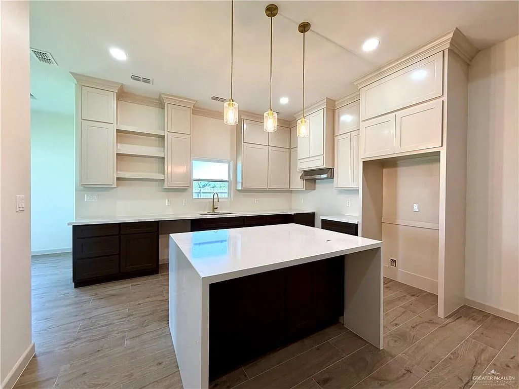 3 bed, 2.0 bath, 1579 sqft, $2,200 — Photo 4