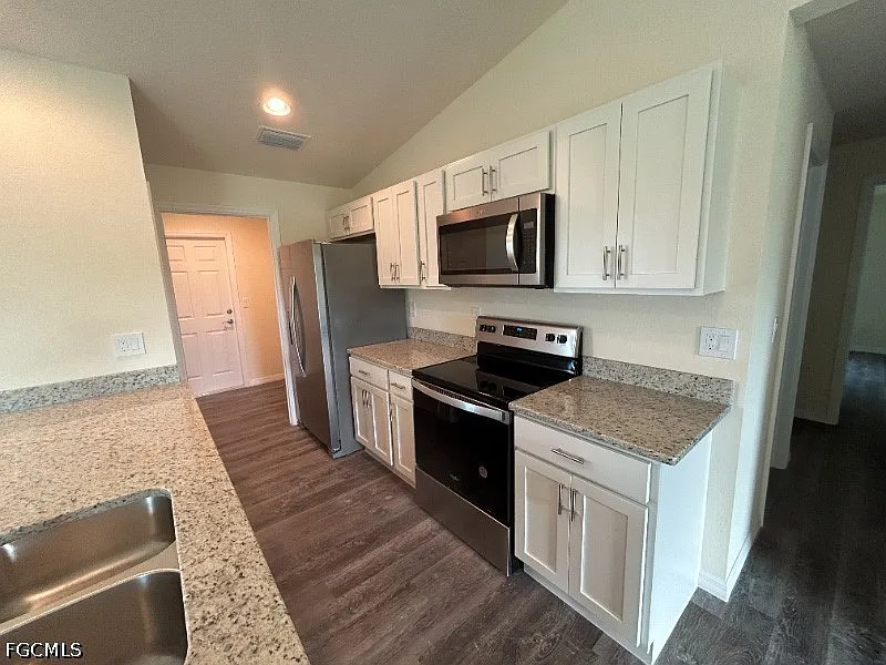 4 bed, 3.0 bath, 1648 sqft, $2,475 — Photo 3