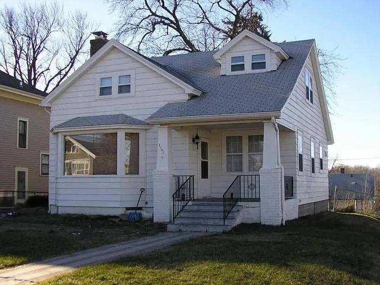 2752 N 47th Ave — Photo 3