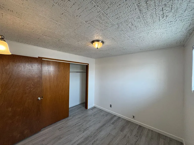 Town House Manor — Photo 9