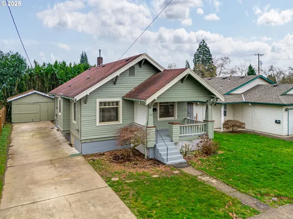 325 E Hereford St, Gladstone, OR 97027