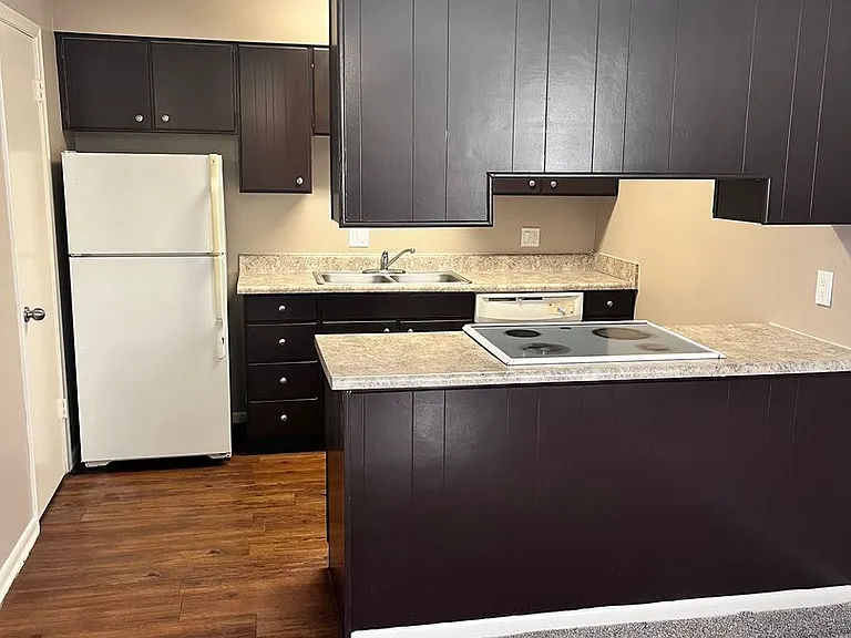 Bristol Square Apartments — Photo 174
