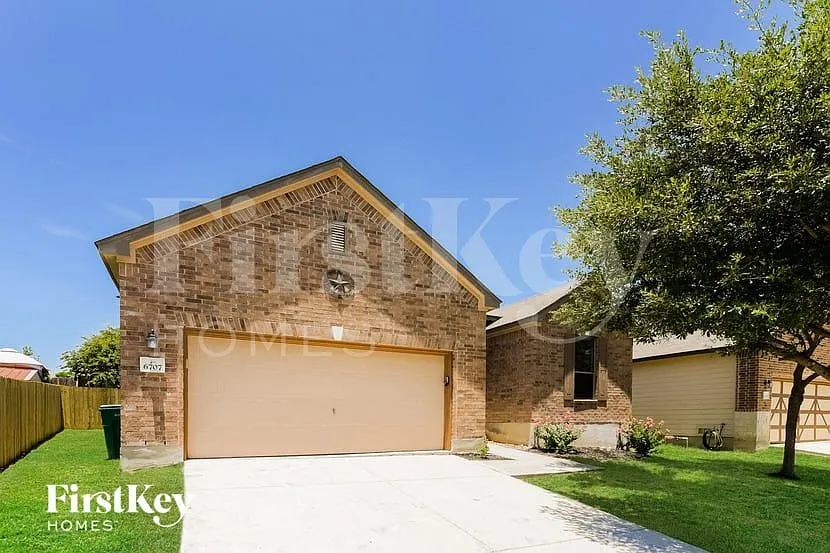 3 bed, 2.0 bath, 1660 sqft, $1,780 — Photo 2