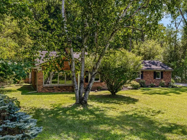 4915 Walnut Lake Rd, West Bloomfield, MI 48323