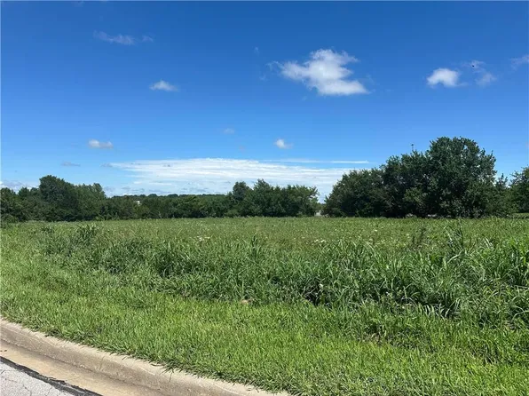 Hedge Ln, Paola, KS 66071