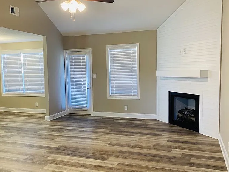 1033 Whitney Dr — Photo 7