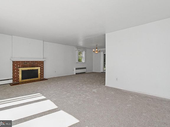 3rd image of 1605 Hillcrest Rd