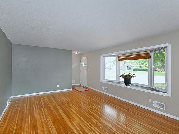 5th image of 364 Murray St