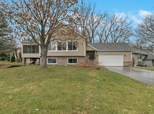 9133 Fox Run Cir, Eden Prairie, MN 55347