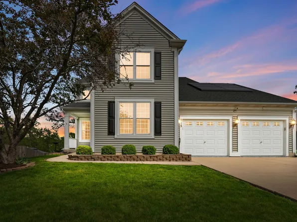 215 S Winthrop Dr, Round Lake, IL 60073
