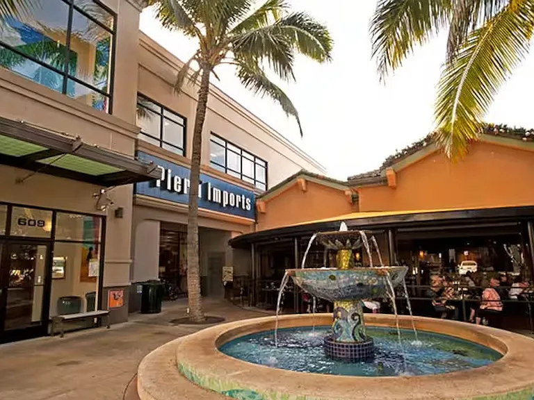 10 minute walk to the heart of Kailua Town