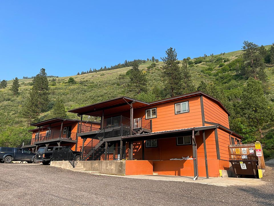 1502 and 1500 duplexes. 1502 Unit A is on the left - upper one
