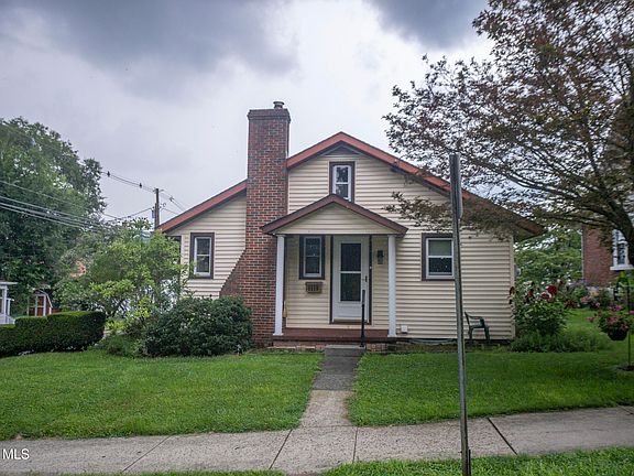 4th image of 215 Spring St