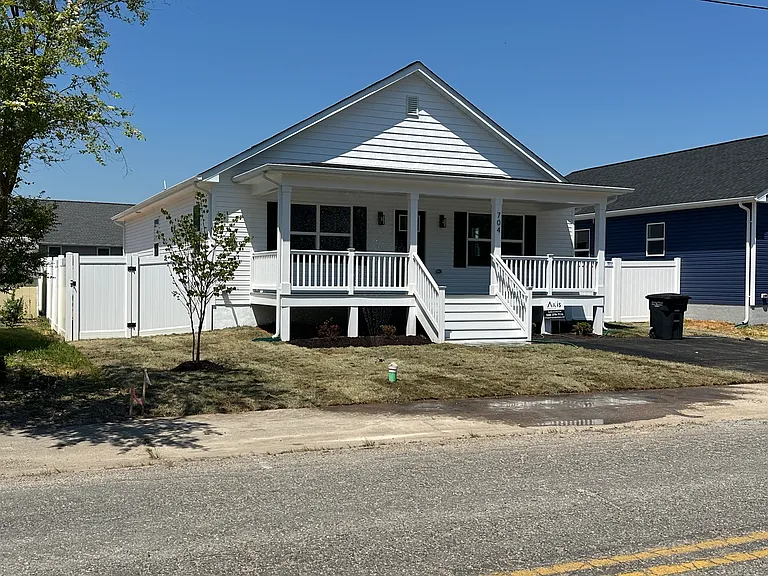 704 Jackson St — Photo 2