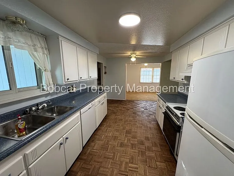 1316 Stanford Dr — Photo 3