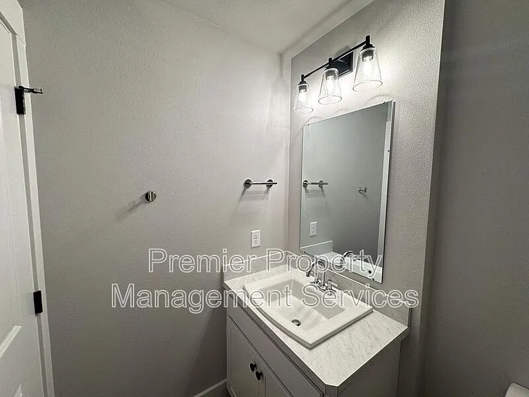 1678 Saint George Blvd — Photo 10