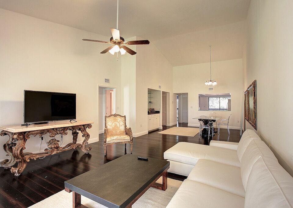 1st image of 9460 Meadowood Dr