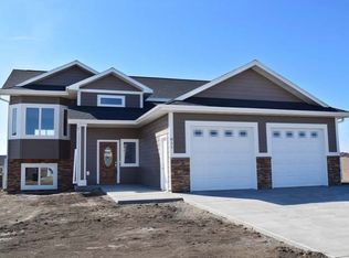 811 Canyon Rd, Mandan, ND 58554