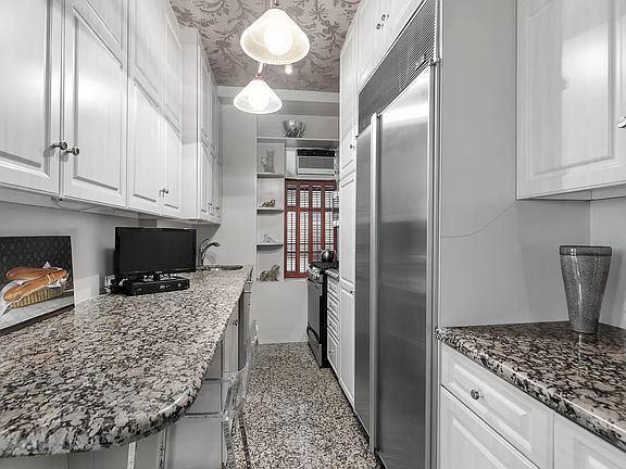 3rd image of 322 W 72nd St #13D